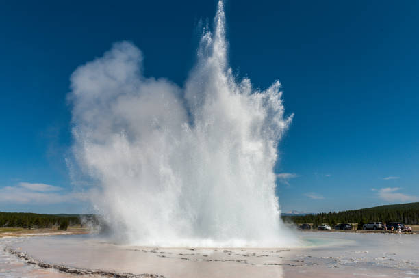 geyser eruption in yellowstone - yellowstone national park wyoming american culture landscape imagens e fotografias de stock