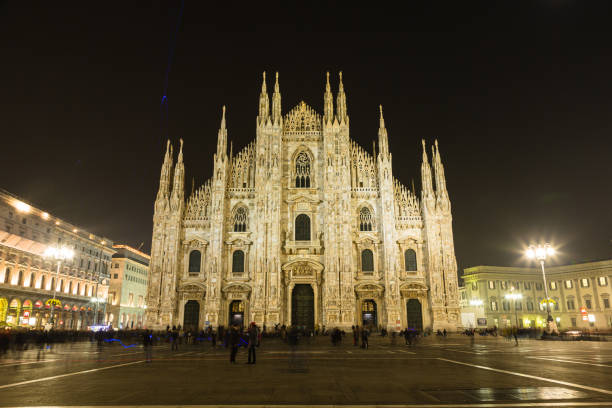 duomo na praça da catedral noturna em milão, italy - milan italy cathedral duomo of milan night - fotografias e filmes do acervo