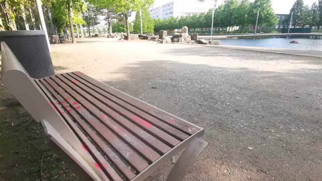 Video of a bench by the water in the IHZ Park Düsseldorf 2023
