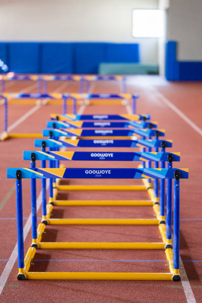 obstáculos en la pista de atletismo del estadio - hurdling hurdle running track event fotografías e imágenes de stock