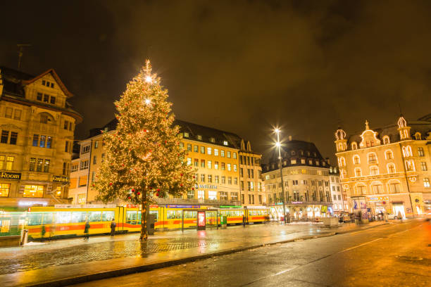 weihnachtsbeleuchtung und nachtansicht auf dem platz vor dem rathaus in basel, schweiz - weihnachtsmarkt basel stock-fotos und bilder