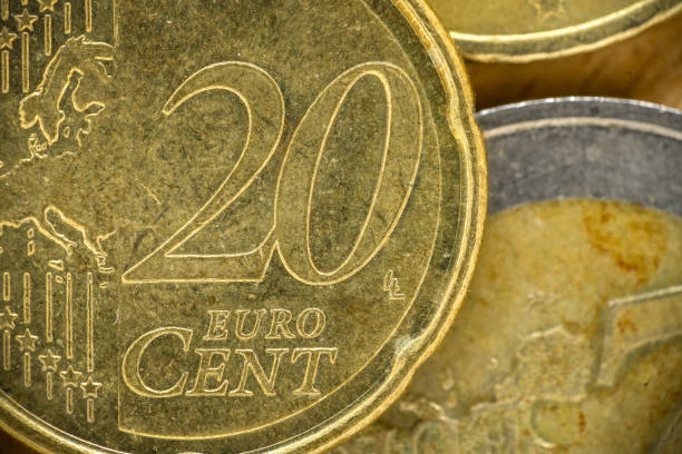 монета номиналом 20 центов (евро). обратная сторона, макро - european union coin european union currency coin front view стоковые фото и изображения