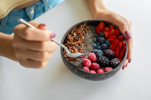 smoothie bowl with fresh berries and granola - chia seed spoon food imagens e fotografias de stock