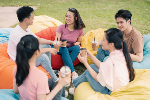 アジアの人々の外でピクニックをするグループ - 友達 ストックフォトと画像