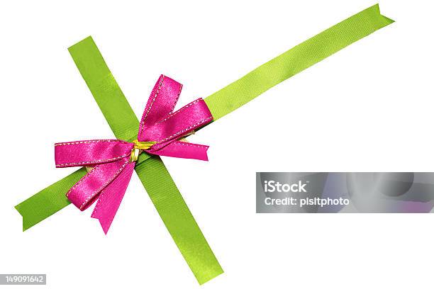 Cinta De Color Rosa Con Arco Verde Foto de stock y más banco de imágenes de Cinta - Cinta, Cumpleaños, Fotografía - Imágenes