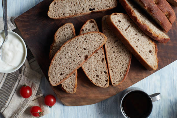 rodajas de pan de centeno - coffee whole wheat food bread fotografías e imágenes de stock