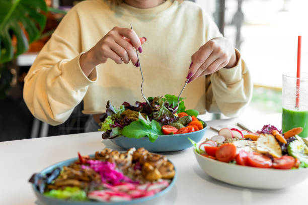 woman eating healthy salad - supermat bildbanksfoton och bilder