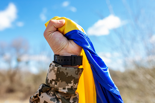 Fuerzas Armadas de Ucrania. Soldado ucraniano. Uniforme militar. Bandera ucraniana. Cerrar photo