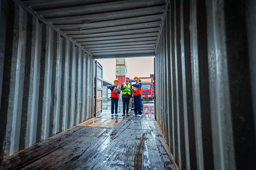 Warehouse management personnel are inspecting the panoramic view inside the container
