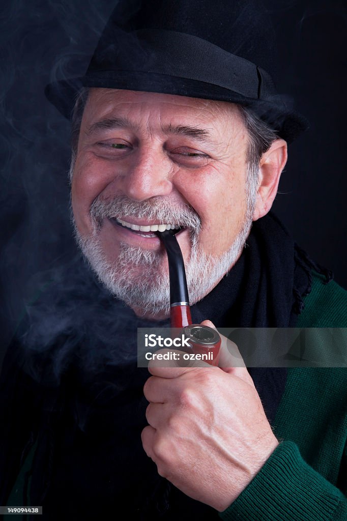 Starszy człowiek palenia meerschaum rur - Zbiór zdjęć royalty-free (50-59 lat)