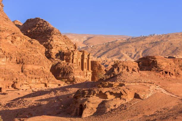 монастырь ад-дейр, петра, иордания на закате - petra antiquities jordan middle east стоковые фото и изображения