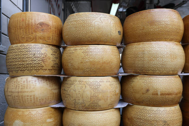 ruedas enteras de queso parmigiano reggiano - gran padano fotografías e imágenes de stock