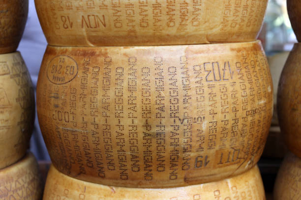 ruedas enteras de queso parmigiano reggiano - gran padano fotografías e imágenes de stock
