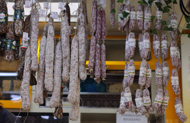 prodotti tradizionali a base di carne venduti in una bancarella di strada durante il mercato degli agricoltori a cremona, lombardia, italia - bresaola foto e immagini stock