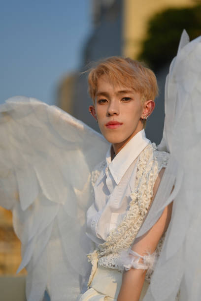 portrait et image verticale avec un jeune adolescent attrayant en costume d’ange. - coupe en dégradé photos et images de collection