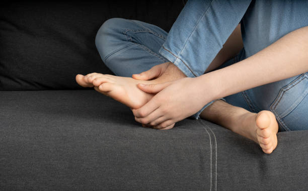 裸足の接写、ティーンエイジャーの足、裸足のマッサージ、足の痛みのコンセプト - pedicure podiatrist human foot toenail ストックフォトと画像