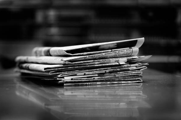 ニュースの見出しが付いた古い新聞の印刷された紙の山 - stack of newspapers 写真 ストックフォトと画像