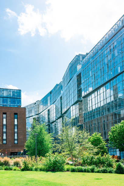 edificio ecológico sostenible. edificio ecológico en londres - battersea park fotografías e imágenes de stock