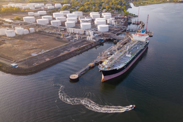 船は港に停泊しています。燃料および石油タンカー - oil tanker 写真 ストックフォトと画像