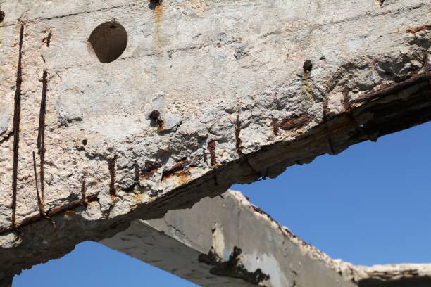 struttura in cemento armato danneggiata dall'umidità - spall foto e immagini stock