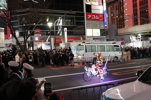 TOKYO, JAPAN - JANUARY 01: Massive of People gather Shibuya crossing on January 01, 2023 in Tokyo, Japan. Sue to Covid-19 coronavirus infections, Police have nevertheless urged people to avoid gathering in large numbers as they celebrate the new year.
