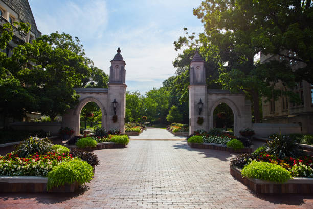 welcome to indiana university in bloomington with brick boardwalk through sample gates - palace gate imagens e fotografias de stock