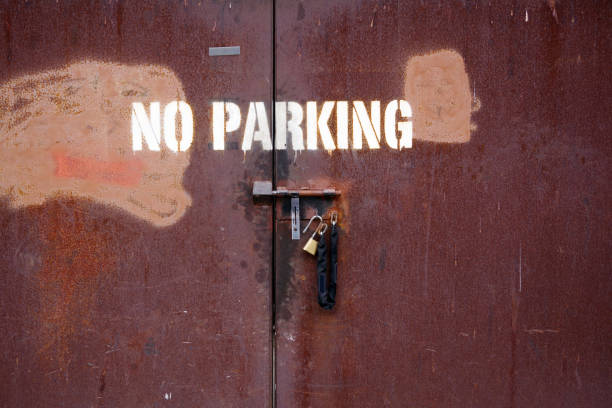 rusty metal gate - sign rusty industry no parking sign imagens e fotografias de stock