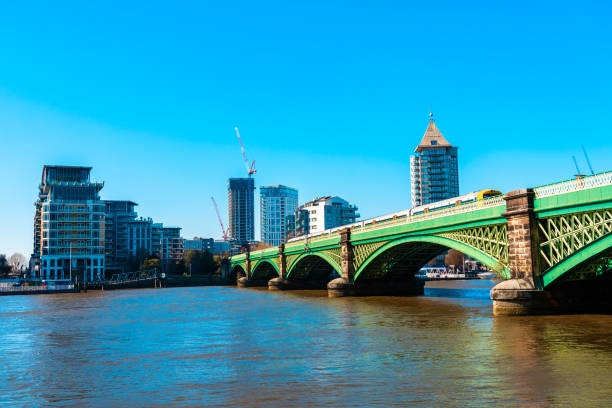 brzeg tamizy, z nowoczesnymi budynkami w chelsea w londynie - railroad crossing bridge river nautical vessel zdjęcia i obrazy z banku zdjęć