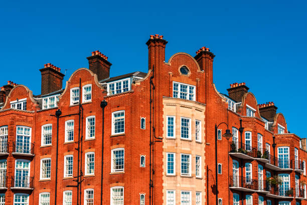 vue en contre-plongée d’un immeuble traditionnel en briques rouges à kensington et chelsea, londres - block blue brick building activity photos et images de collection