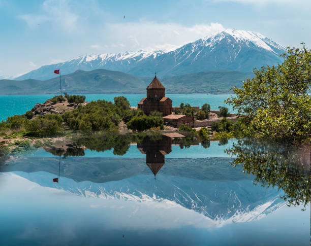 akdamar church, aghtamar church, surp haç church or holy cross cathedral is a church located on akdamar island on lake van, in eastern turkey. - van imagens e fotografias de stock