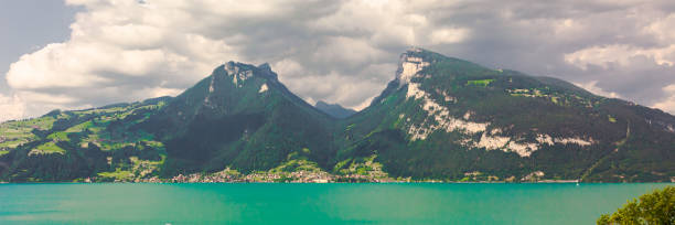 interlaken. szwajcaria. jezioro brienz. lauterbrunnen. krajobraz górski. kanton berno - wengen mountain peak eiger field zdjęcia i obrazy z banku zdjęć