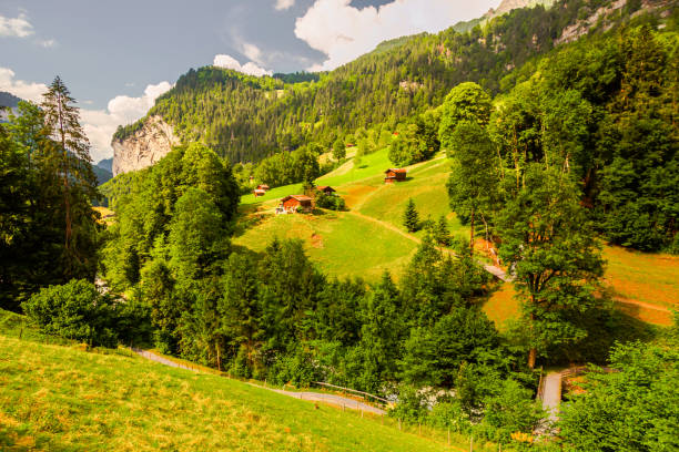 山の中の村。ラウターブルンネン。スイス。山の風景。ベルン州。 - brienz house switzerland european alps ストックフォトと画像