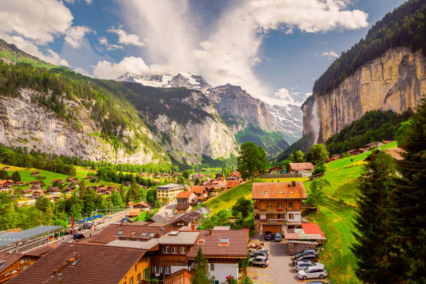 fiume di montagna. interlaken. cascata di staubbach. paesaggio della svizzera. lauterbrunnen. cantone di berna - jungfrau photography landscapes nature foto e immagini stock