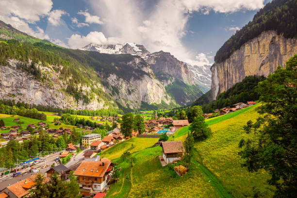 gebirgsfluss. interlaken. staubbach-wasserfall. landschaft der schweiz. lauterbrunnen. kanton bern - hill grindelwald village landscape stock-fotos und bilder