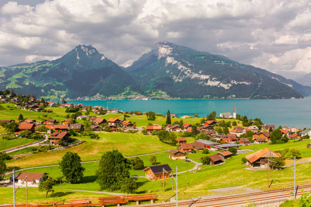 interlaken. suiza. lago brienz. lauterbrunnen. paisaje de montaña. cantón de berna - muerren fotografías e imágenes de stock