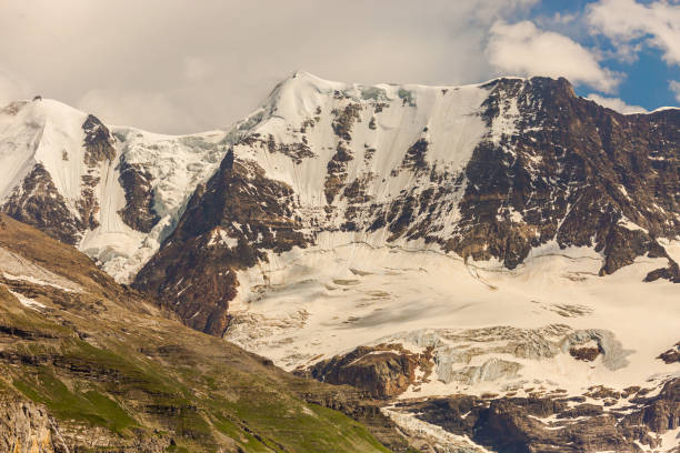 alpes suisses. suisse. montagnes de l’eiger, du mönch et de la jungfrau. lauterbrunnen. canton de berne. interlaken. - jungfrau region berne canton valais canton eiger photos et images de collection