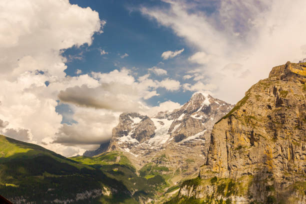 alpes suisses. suisse. montagnes de l’eiger, du mönch et de la jungfrau. lauterbrunnen. canton de berne. interlaken. - jungfrau region berne canton valais canton eiger photos et images de collection