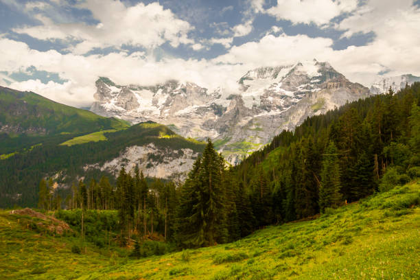 alpes suisses. suisse. montagnes de l’eiger, du mönch et de la jungfrau. lauterbrunnen. canton de berne. interlaken. - jungfrau region berne canton valais canton eiger photos et images de collection