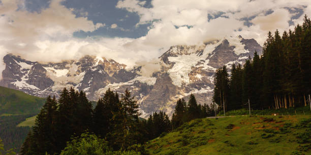 스위스 알프스. 스위스. 아이거(eiger), 묀히(mönch), 융프라우(jungfrau) 산. 라우터브루넨. 베른 주. 인터 라 켄. - jungfrau region berne canton valais canton eiger 뉴스 사진 이미지