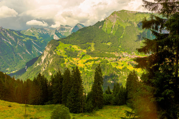 alpes suisses. suisse. montagnes de l’eiger, du mönch et de la jungfrau. lauterbrunnen. canton de berne. interlaken. - jungfrau region berne canton valais canton eiger photos et images de collection