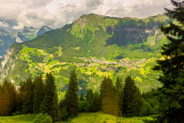 alpes suisses. suisse. montagnes de l’eiger, du mönch et de la jungfrau. lauterbrunnen. canton de berne. interlaken. - jungfrau region berne canton valais canton eiger photos et images de collection