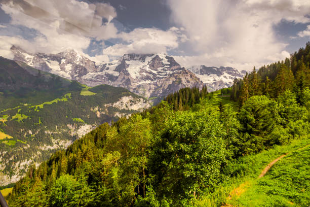 alpes suisses. suisse. montagnes de l’eiger, du mönch et de la jungfrau. lauterbrunnen. canton de berne. interlaken. - jungfrau region berne canton valais canton eiger photos et images de collection