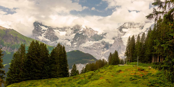 alpes suisses. suisse. montagnes de l’eiger, du mönch et de la jungfrau. lauterbrunnen. canton de berne. interlaken. - jungfrau region berne canton valais canton eiger photos et images de collection