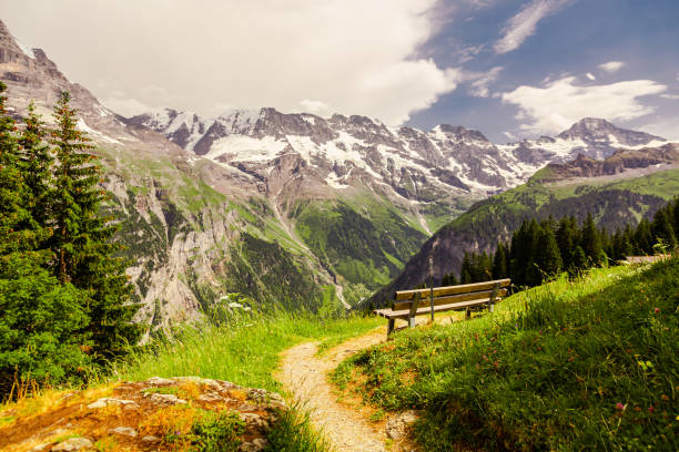 alpes suisses. suisse. montagnes de l’eiger, du mönch et de la jungfrau. lauterbrunnen. canton de berne. interlaken. - jungfrau region berne canton valais canton eiger photos et images de collection