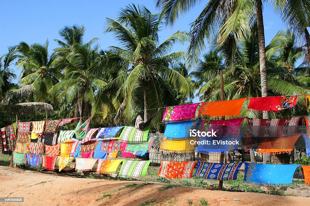 Colorido Sarongs en mercado informal para montaje debajo de los árboles de Palma de coco - Foto de stock de Mozambique libre de derechos