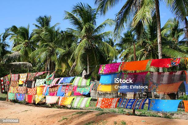 Colorido Sarongs En Mercado Informal Para Montaje Debajo De Los Árboles De Palma De Coco Foto de stock y más banco de imágenes de Mozambique