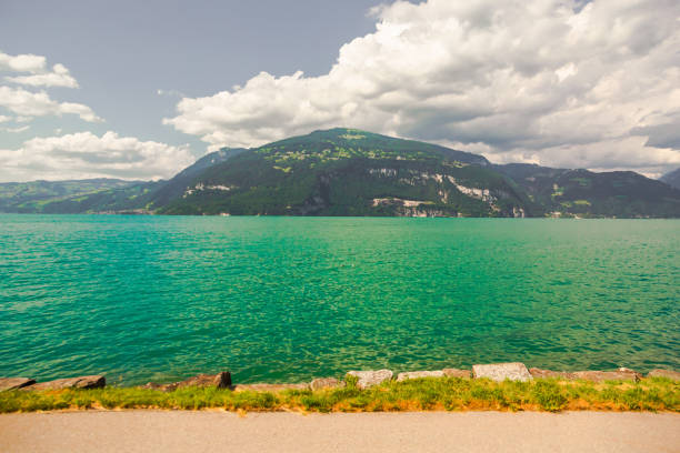 интерлакен. швейцария. озеро бриенц. лаутербруннен. горный пейзаж. кантон берн - swiss culture european alps house brienz стоковые фото и изображения