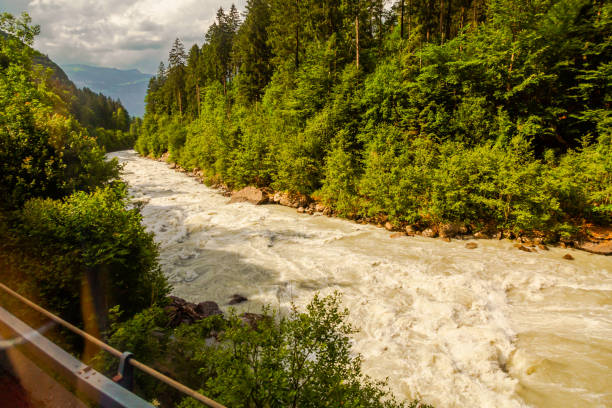 górska rzeka. wodospad. interlaken. szwajcaria. lauterbrunnen. krajobraz. kanton berno. rzeka aare - jungfrau waterfall tree nature zdjęcia i obrazy z banku zdjęć