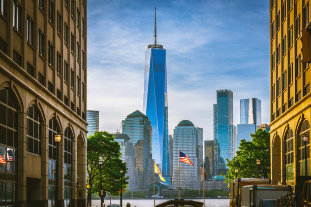 freedom tower mit amerikanischer flagge im vordergrund - world trade center manhattan stock-fotos und bilder