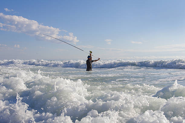 pêche au lancer en bord de mer - wading vertical water sport recreational pursuit photos et images de collection